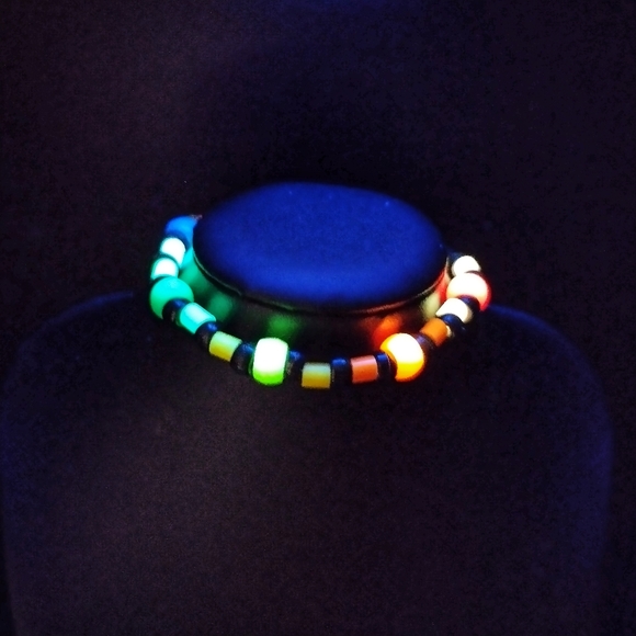 GLOW BRACELET - Picture 5 of 16
